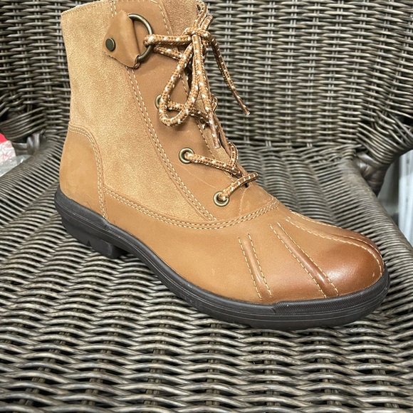 Brand new w/ out tag UGG Hapsburg Duck Boots. Never worn. - Picture 5 of 6